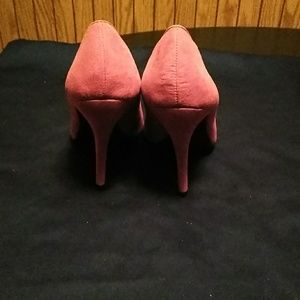 Carlos Santana Shoes - A pair of red & glitter toe Carlos Santana pumps Carlos Santana Shoes - A pair of red & glitter toe Carlos Santana pumps